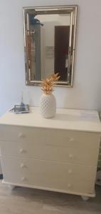 een witte dressoir met een spiegel erop bij Chez Dom & Albert in Saint-Cézaire-sur-Siagne +16 foto's