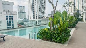 un balcone con piscina in un edificio di Quill Residence Suites @ DNE a Kuala Lumpur