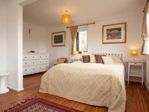 Hayden Farm في Culmstock: غرفة نوم مع سرير وخزانة