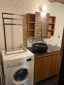 a kitchen with a washing machine and a sink at Studio 29 m2 proche La Défense et Arena in Nanterre