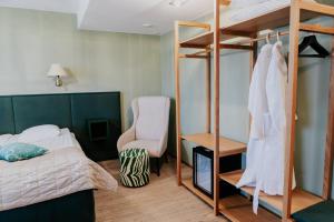 a bedroom with a bunk bed and a chair at Hotel Fjalar in Salo