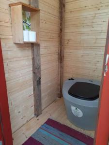 a small bathroom with a toilet in a wooden wall at Lomamökki Haapajärven rannalla in Jyrkkä
