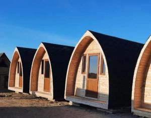 a row of modular homes with arched windows at Яхта in Zhanalyk