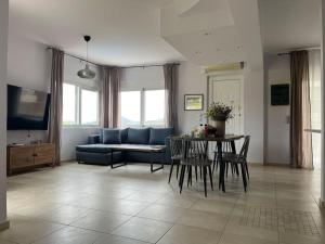 Μια τηλεόραση ή/και κέντρο ψυχαγωγίας στο Ion villa - Xirokampi