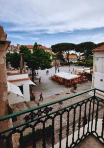 una vista da un balcone di una città con una strada di Giardini Calce - Luxury Rooms a Ravello