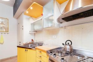 Kuchyňa alebo kuchynka v ubytovaní Caio Asinio Apartment