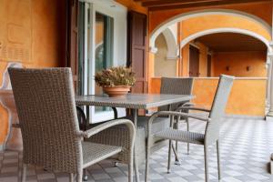 einen Holztisch und Stühle auf einer Terrasse in der Unterkunft Casa di Lulù (lago e Spiaggia) in Manerba del Garda