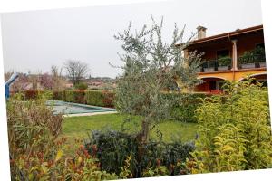 einen Garten vor einem Haus in der Unterkunft Casa di Lulù (lago e Spiaggia) in Manerba del Garda