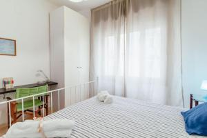 ナポリにあるCaio Asinio Apartmentのベッドルーム1室(タオル付)