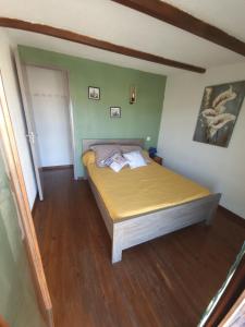 En eller flere senge i et værelse på Villa Frati