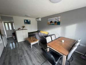 uma sala de estar com um sofá e uma mesa em Cosy 2-Bed House in Ancoats Manchester! em Manchester