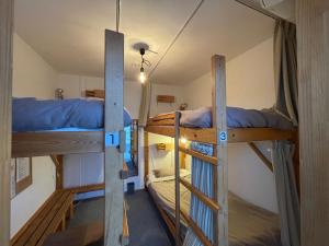 2 Etagenbetten befinden sich in einem kleinen Zimmer. in der Unterkunft guest house Active Life -YADO- in Ishinomaki