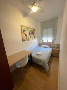 Posteľ alebo postele v izbe v ubytovaní LG DownTown Sabadell Apartment