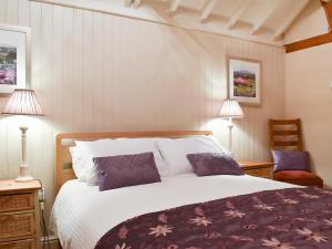 Una cama o camas en una habitación de Ash Garth Cottage