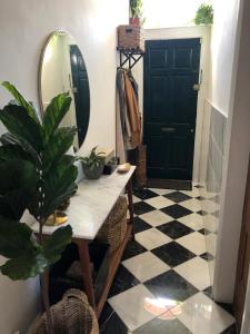 un couloir avec une table, un miroir et une porte dans l'établissement Pass the Keys Stylish 3 Bedroom Home from Home, à Sale