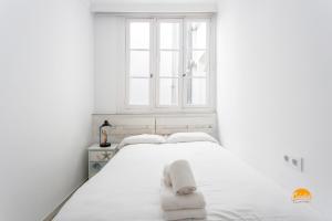 カディスにあるMar de Cadiz by Cadiz Timeの白いベッドルーム(ベッド1台、窓付)