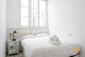 カディスにあるMar de Cadiz by Cadiz Timeの白いベッドルーム(ベッド2台、窓付)