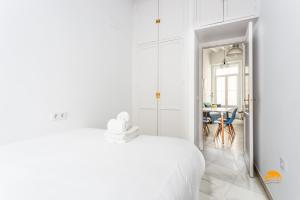 カディスにあるMar de Cadiz by Cadiz Timeの白いベッドルーム(ベッド1台、テーブル付)