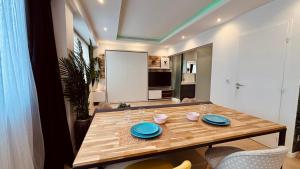 una mesa de madera con placas azules en una habitación en ☆Loft 35m2 Lyon 6 Ménage inclus/pas de check out☆ en Lyon