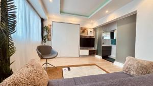 sala de estar con sofá y silla en ☆Loft 35m2 Lyon 6 Ménage inclus/pas de check out☆ en Lyon