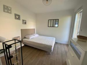 普羅旺斯艾克斯的住宿－VERDI 2 - appartement lumineux - centre，一间小卧室,配有床和窗户