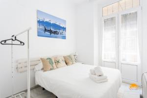 カディスにあるMar de Cadiz by Cadiz Timeの白いベッドルーム(ベッド1台、窓付)