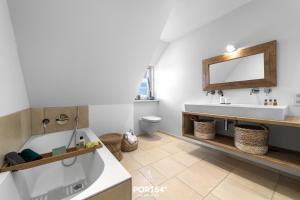 Koupelna v ubytování Ferienhaus Reetlodge auf den Schleiterrassen Kappeln