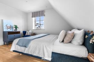 Postel nebo postele na pokoji v ubytování Ferienhaus Reetlodge auf den Schleiterrassen Kappeln