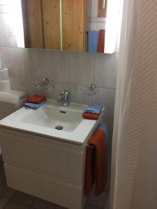 W łazience znajduje się umywalka i lustro. w obiekcie Fravgia veglia w mieście Andeer