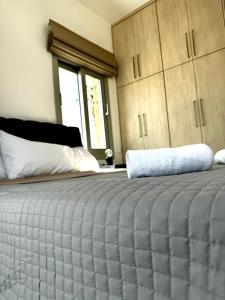 Een bed of bedden in een kamer bij Seaside Bliss 1-Bed Apt