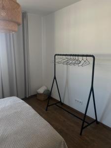 een stand in de hoek van een kamer naast een bed bij Apartman pri Radnici in Košice