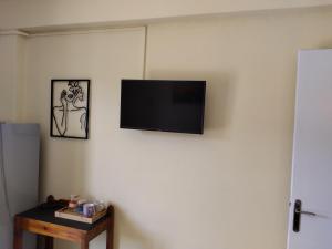 TV a/nebo společenská místnost v ubytování Jimmy's apartment 2
