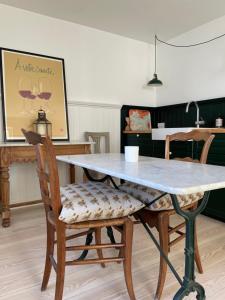 mesa de comedor con 2 sillas, mesa, mesa y sillas en Harbour House, en Hornbæk