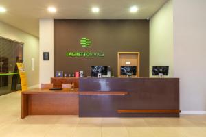 a lobby of a law office with a reception desk at Hotel Laghetto Vivace in Canela