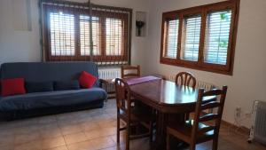 sala de estar con mesa y sofá en Marina en Lleida