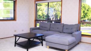 - un salon avec un canapé et une table basse dans l'établissement Greenhill Rockhampton, à Rockhampton