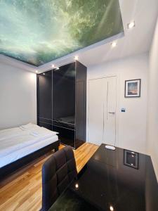 um quarto com uma cama, um sofá e uma mesa em Piernikowy Apartament 52 em Toruń