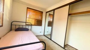 Łóżko lub łóżka w pokoju w obiekcie Greenhill Rockhampton