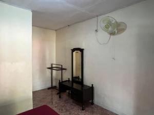 um quarto com um espelho e uma ventoinha de tecto em EL Homestay Bunaken em Bunaken