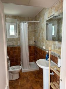 a bathroom with a toilet and a shower and a sink at Villa Tamarindo 8 in Córdoba