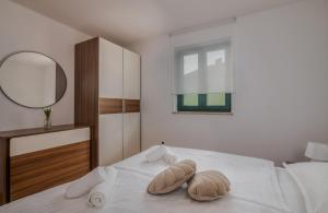 Postel nebo postele na pokoji v ubytování Apartments Navis near the Sea