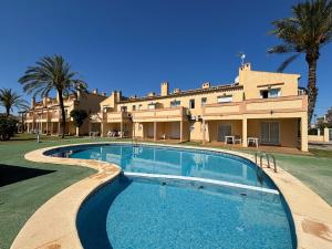 une grande piscine devant un bâtiment dans l'établissement Retiro Park II - Serviden, à Dénia
