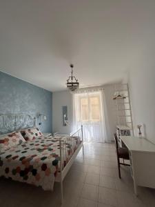 una camera con letto, tavolo e finestra di Corso Umberto - apartment in the Molise hills a Tavenna