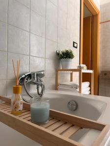 un bagno con lavandino e candela su una mensola in legno di Corso Umberto - apartment in the Molise hills a Tavenna