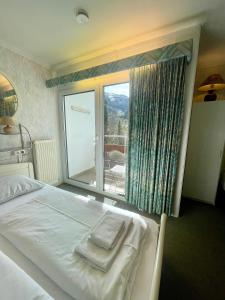 埃尔毛Apartment Berghof Ellmau的一间带床和大窗户的卧室 更多37张照片