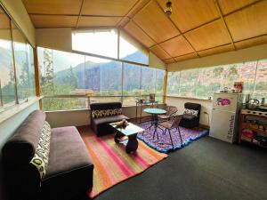 sala de estar con sofá y mesa en Casa Pukarumillok, en Ollantaytambo