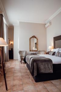 una camera d'albergo con letto e specchio di Kasteel Engelenburg a Brummen