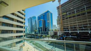 Luxury Apartment in Central Dubai في دبي: اطلالة على مدينة ذات مباني طويلة