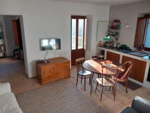 Ischia di Castroにあるla casetta nel borgoのキッチン、ダイニングルーム(テーブル、椅子付)