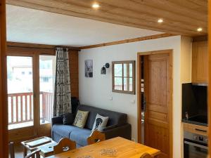 uma sala de estar com um sofá e uma mesa em Appartement Valloire, 3 pièces, 5 personnes - FR-1-263-224 em Valloire